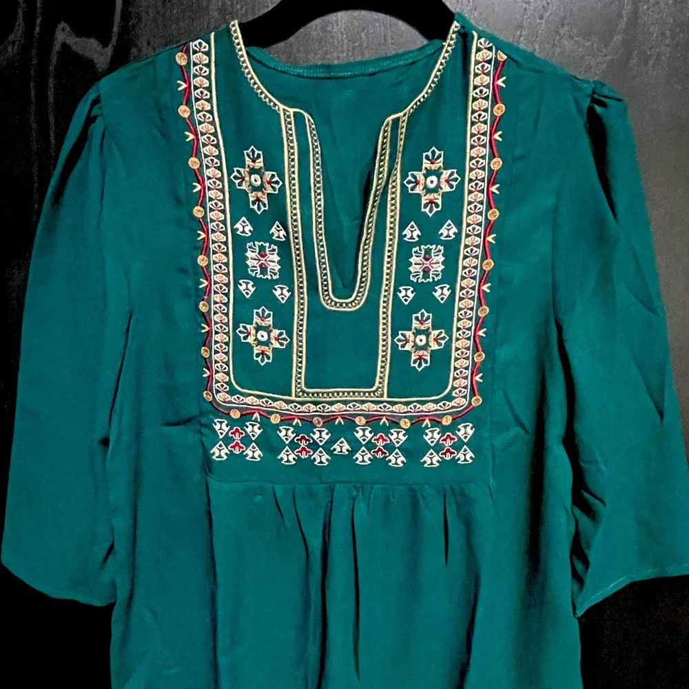 NWOT Boutique Top Green Embroidered Beautiful Adult Small - Picture 3 of 4
